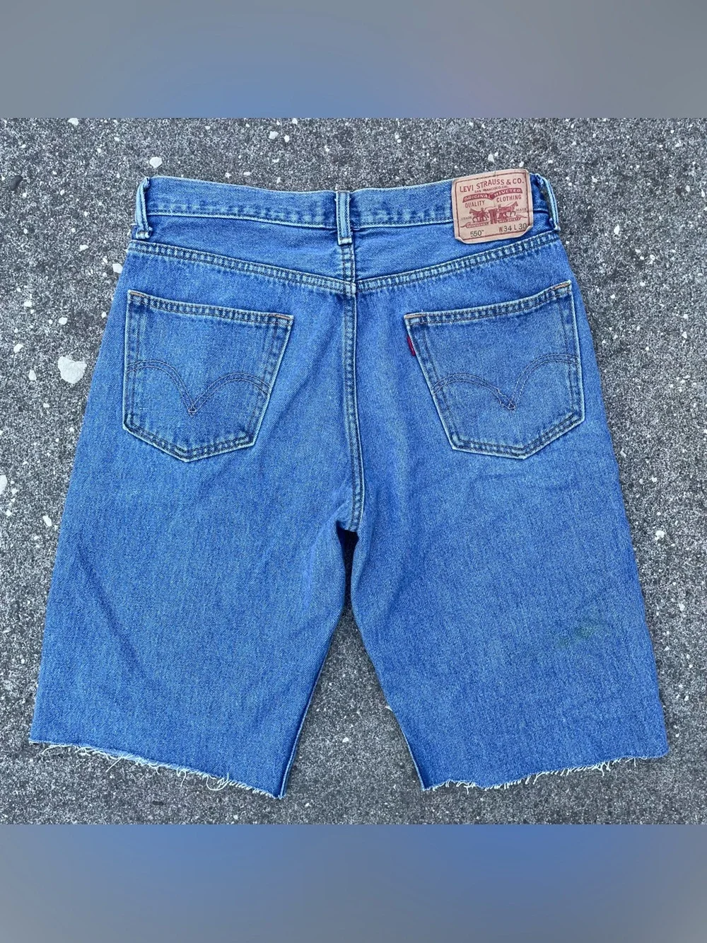 Darkwash Levi’s 550 cutoff jorts size 34